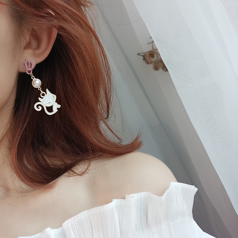 Korea's New Cartoon Cat Asymmetric Earrings College Style Trend Earrings Wholesale Nihaojewelry display picture 10