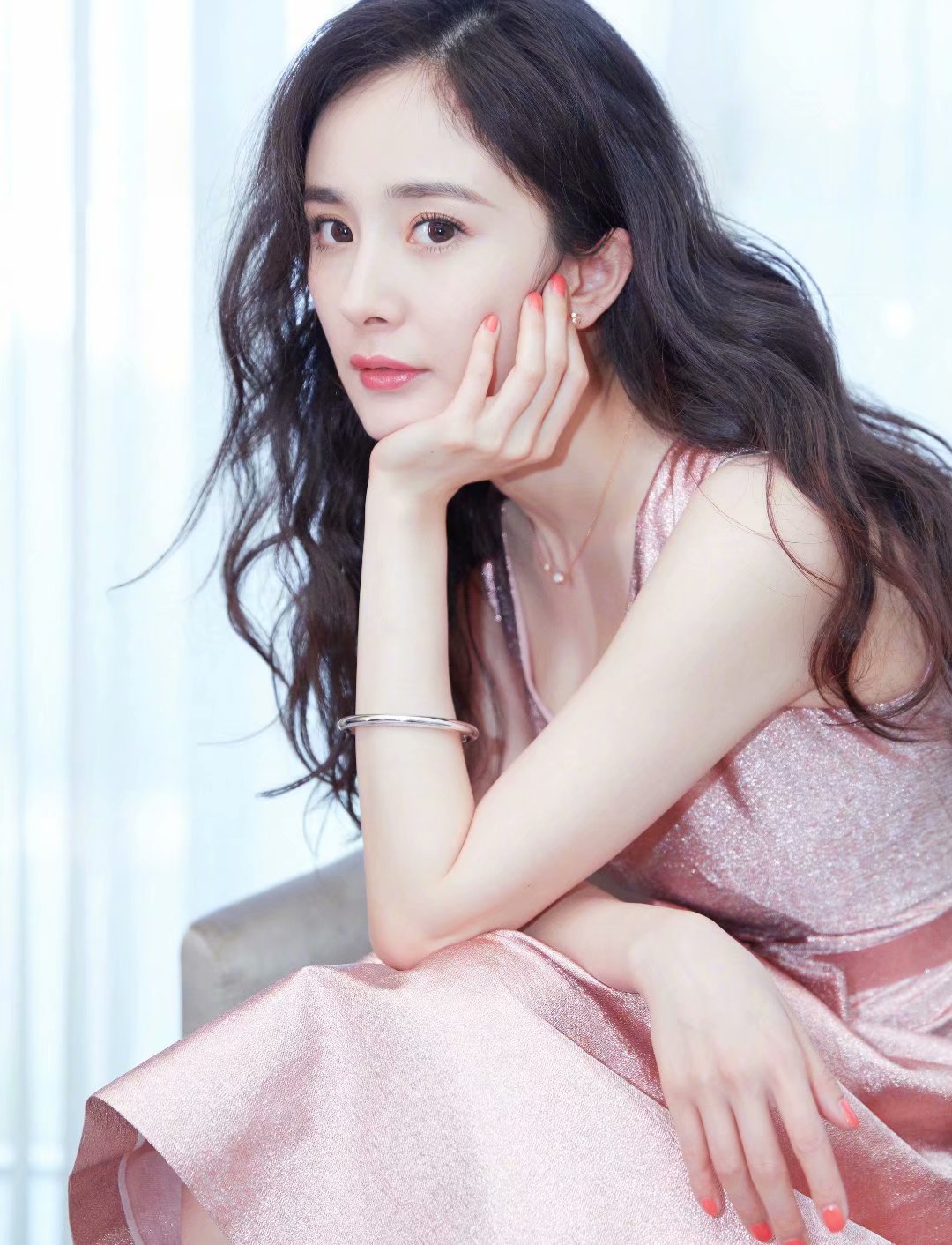 杨幂全新代言大片曝光 穿皮裙黑丝大秀傲人身材曲线-美女图片-妈妈宝宝网