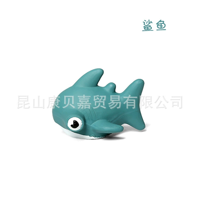 Игрушка для собак Q-Monster Circus Circus Fish Triangle Top из латекса с вокальными изображениями маленьких щенков собак.