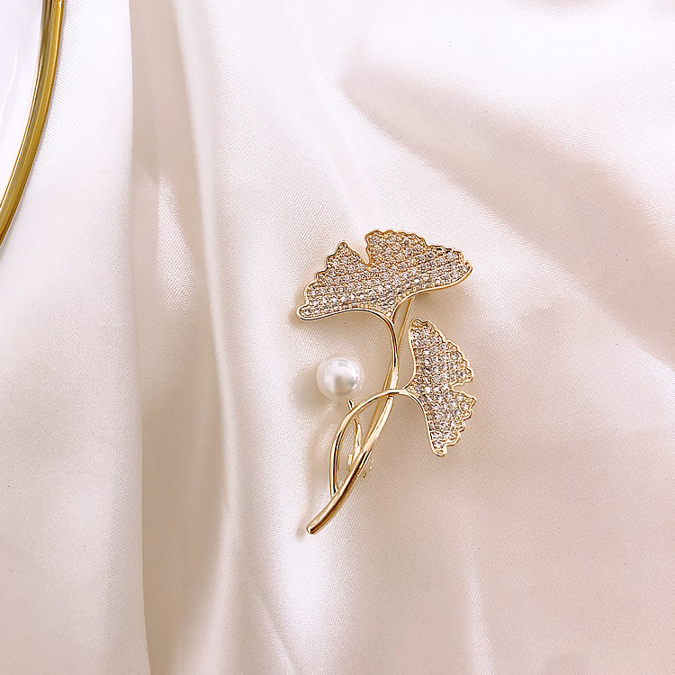 Brooch Alloy Ginkgo Leaf Pearl Micro-encrusted Zircon Suit Jacket Corsage Decoration display picture 2