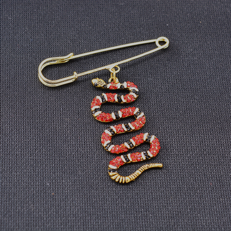 Broche Broche Coréenne Style Rétro Mignon Simple Serpent-en Forme Tout-match Cardigan Cristal Accessoires Femmes De Vêtements Accessoires display picture 4