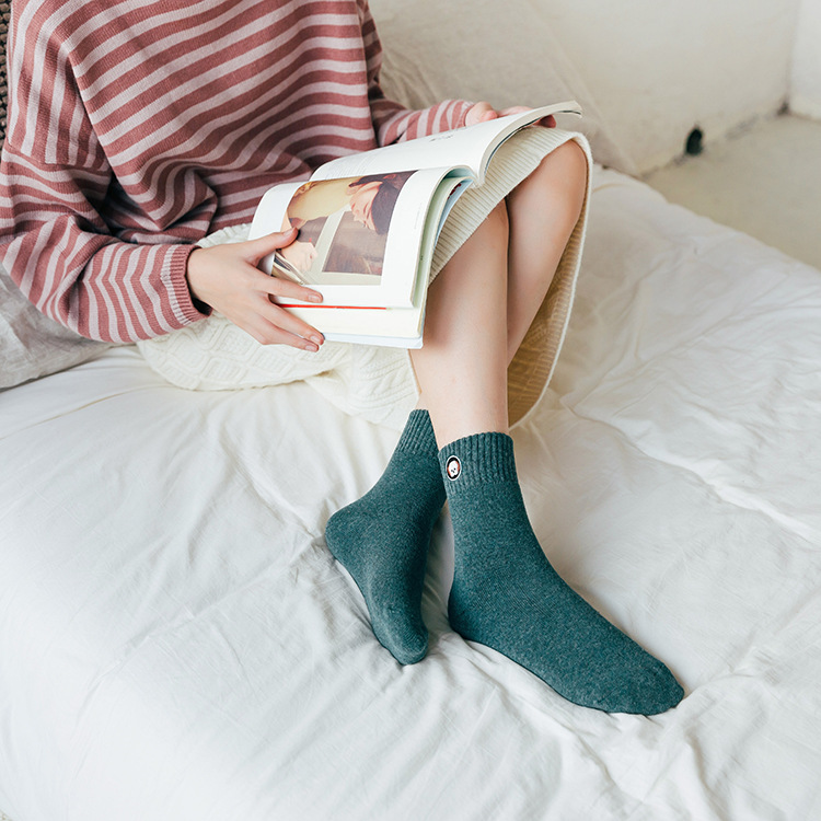 新品袜子 秋冬款芝麻街女士刺绣中筒袜 全棉休闲舒适袜子女厂家