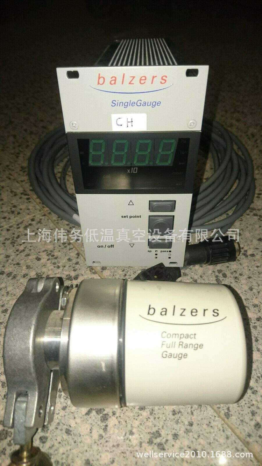 Balzers  PKR251 vacuum gauge + Balzers TPG251 controller