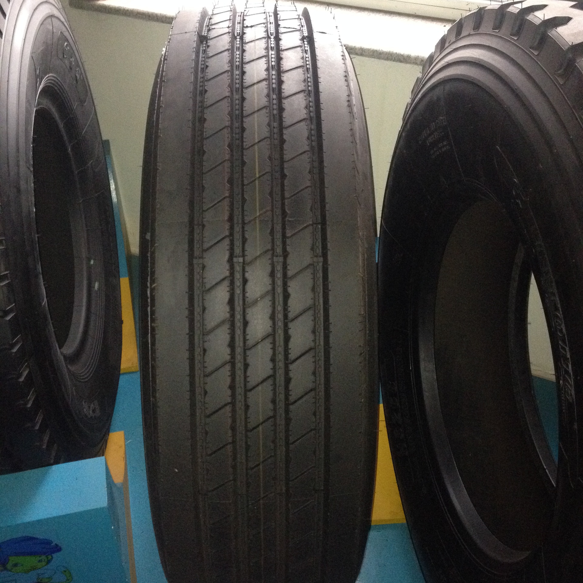 厂家供应全钢真空卡车货车轮胎295/80R22.5大量批发