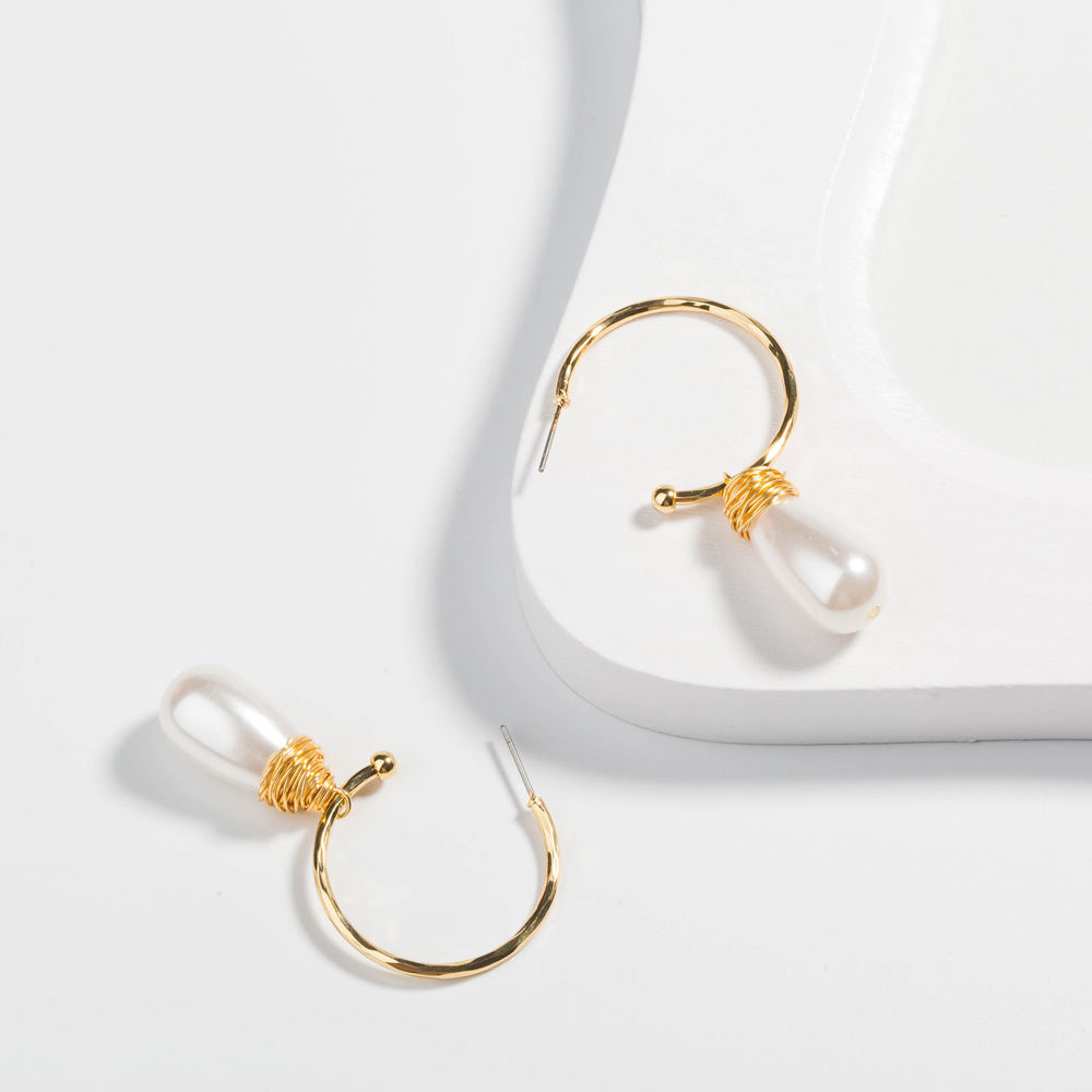 Fashion C-shaped Embossed Pure White Water Drop Pearl Earrings display picture 6