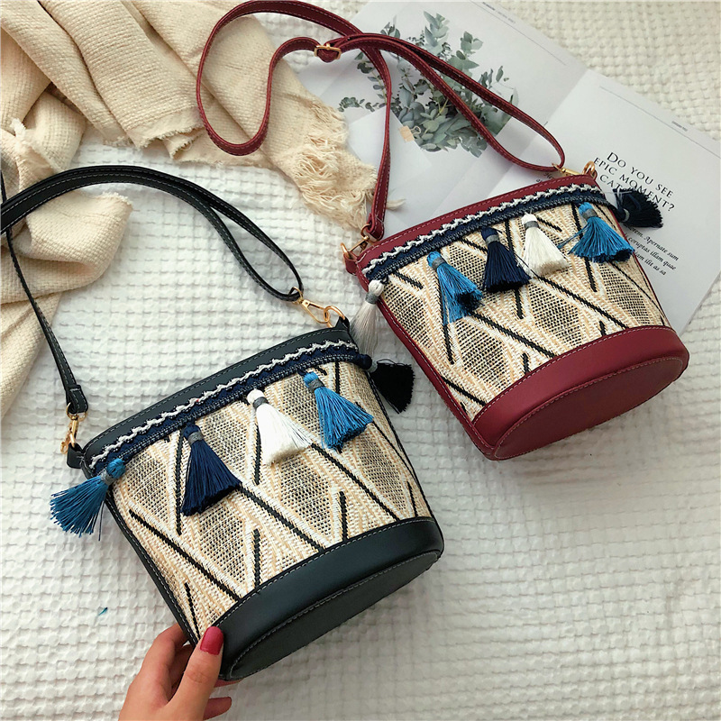 夏季新款女包2019時尚民族風寬背帶單肩斜挎包可愛流蘇草編水桶包