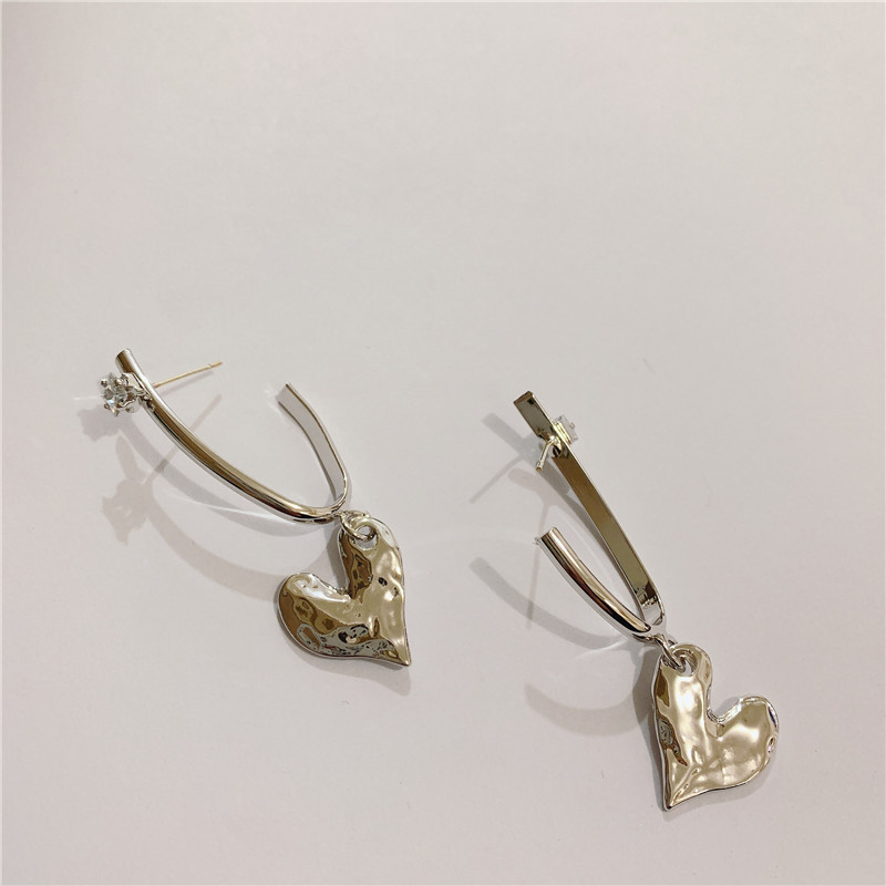 Français Rétro Coeur Forme Strass Oreille Anneau Tempérament Conception Déesse Tempérament Boucles D'oreilles Boucles D'oreilles display picture 8