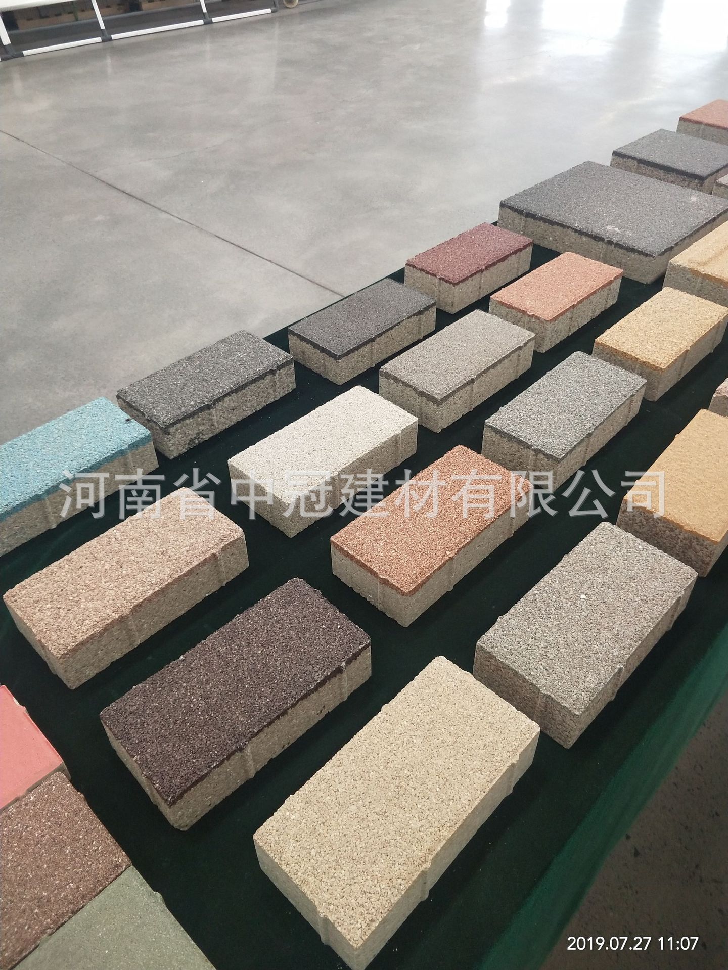 河南芝麻白陶瓷透水砖生产厂家 深灰中红庭院防滑陶瓷透水砖价格