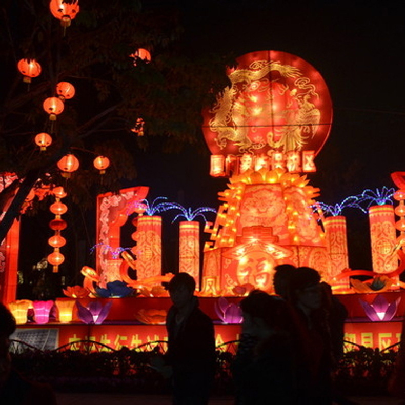 ��������ʥ��¹�����Ϻ������ù���װ�εƹ������ҵ�㳡С