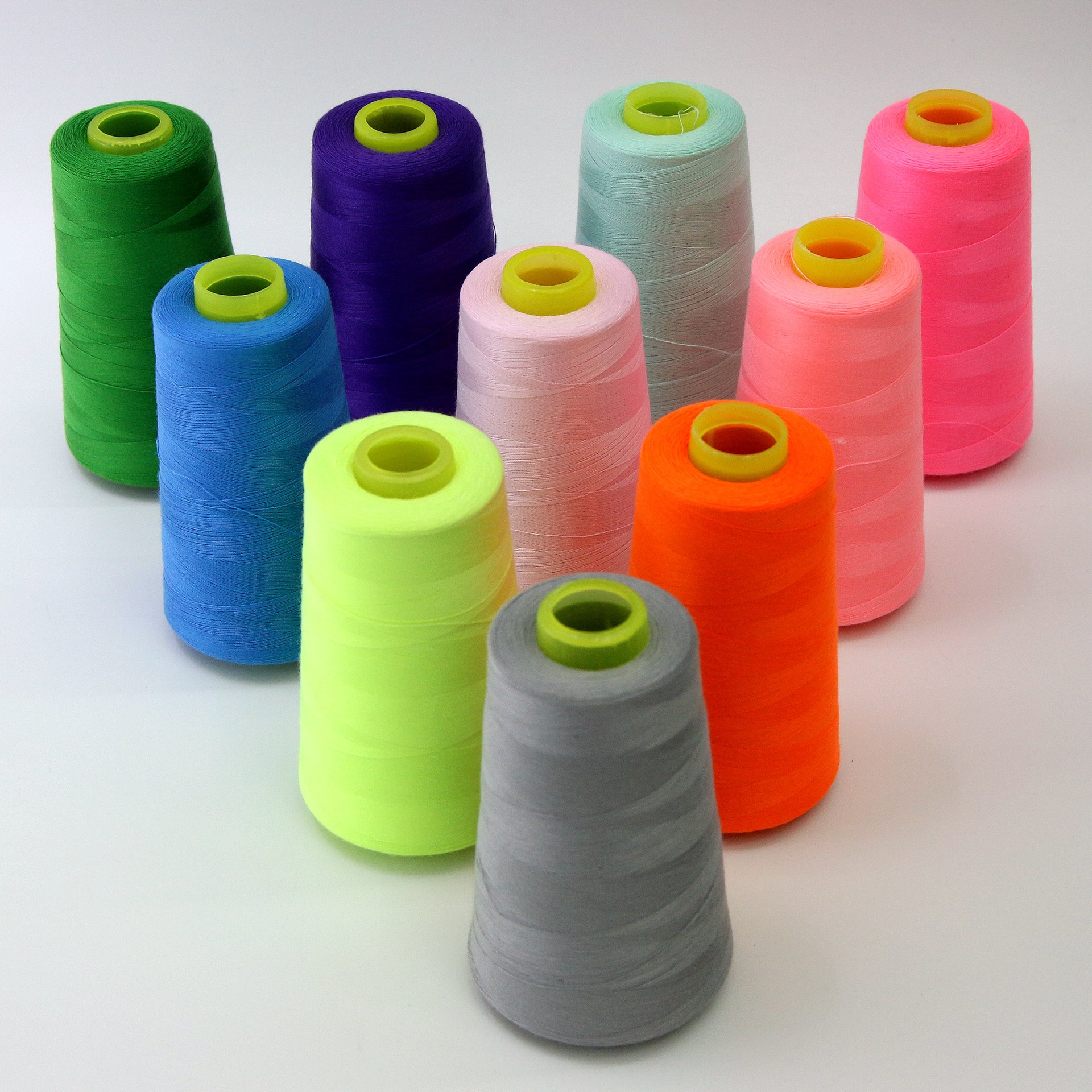 厂家直供402缝纫线3000码中粗 涤纶箱包线牛津布缝纫线 不断线