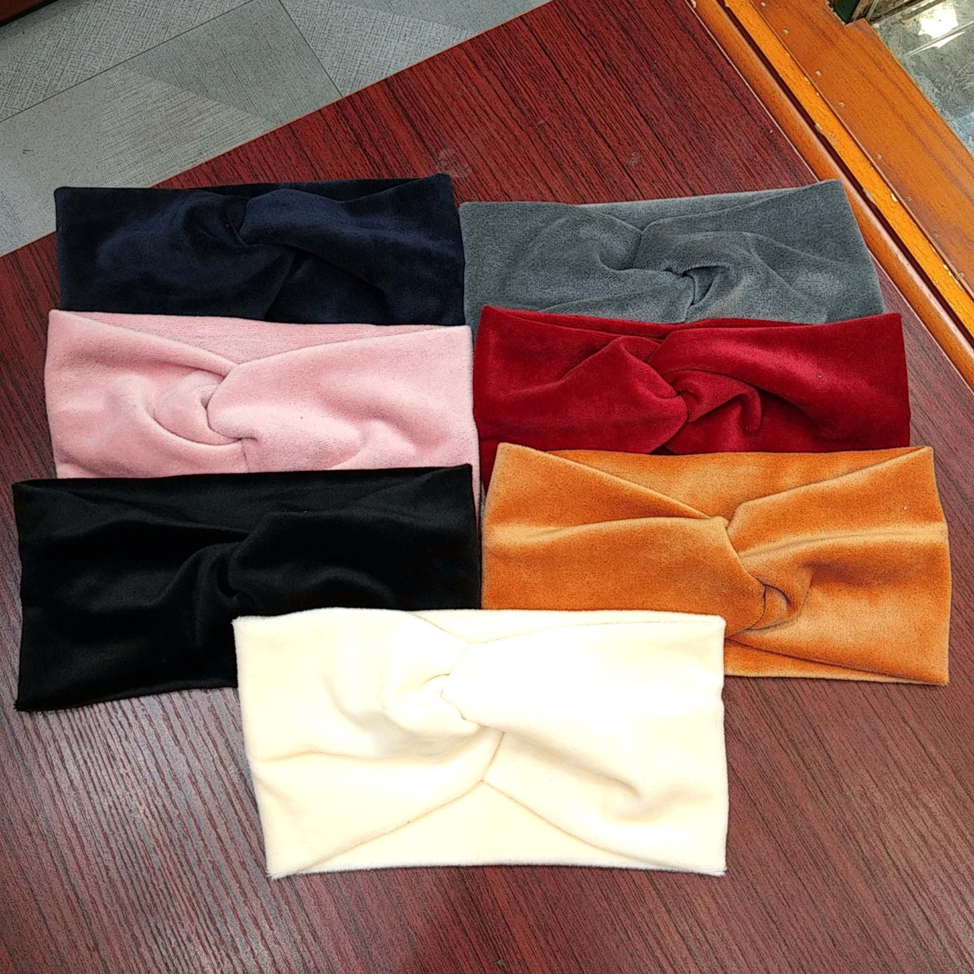 Korean Fashion Autumn And Winter New Wide-brimmed High-end Cross Hair Band Fabric Plush Fashion Hair Accessories Hair Headband Ladies Wholesale Nihaojewelry display picture 1