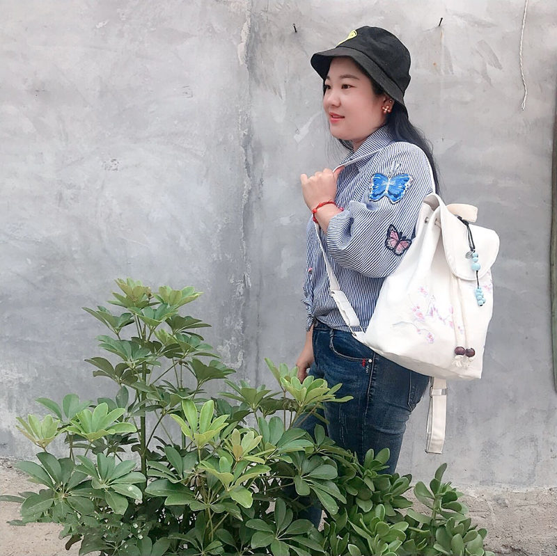 白色双肩包莫兔兔