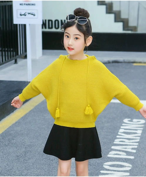 Yellow hat style plus black skirt