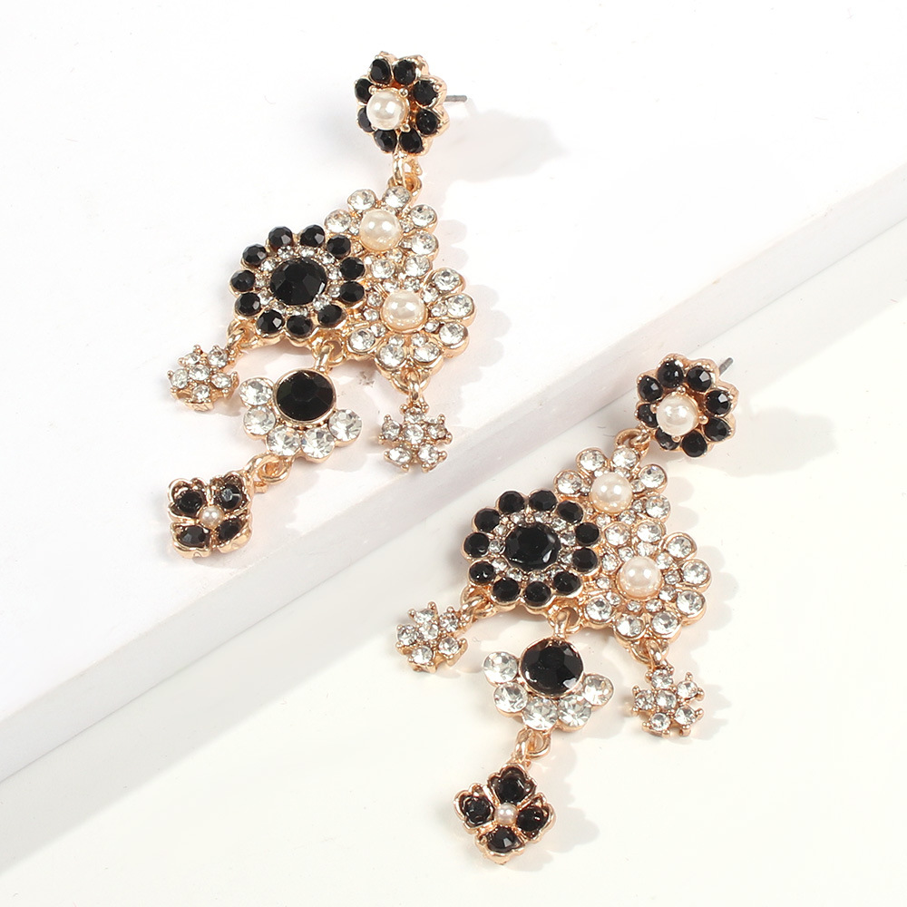 Nihaojewelry Retro Diamond-studded Pearl Long Pendant Earrings Wholesale Jewelry display picture 6