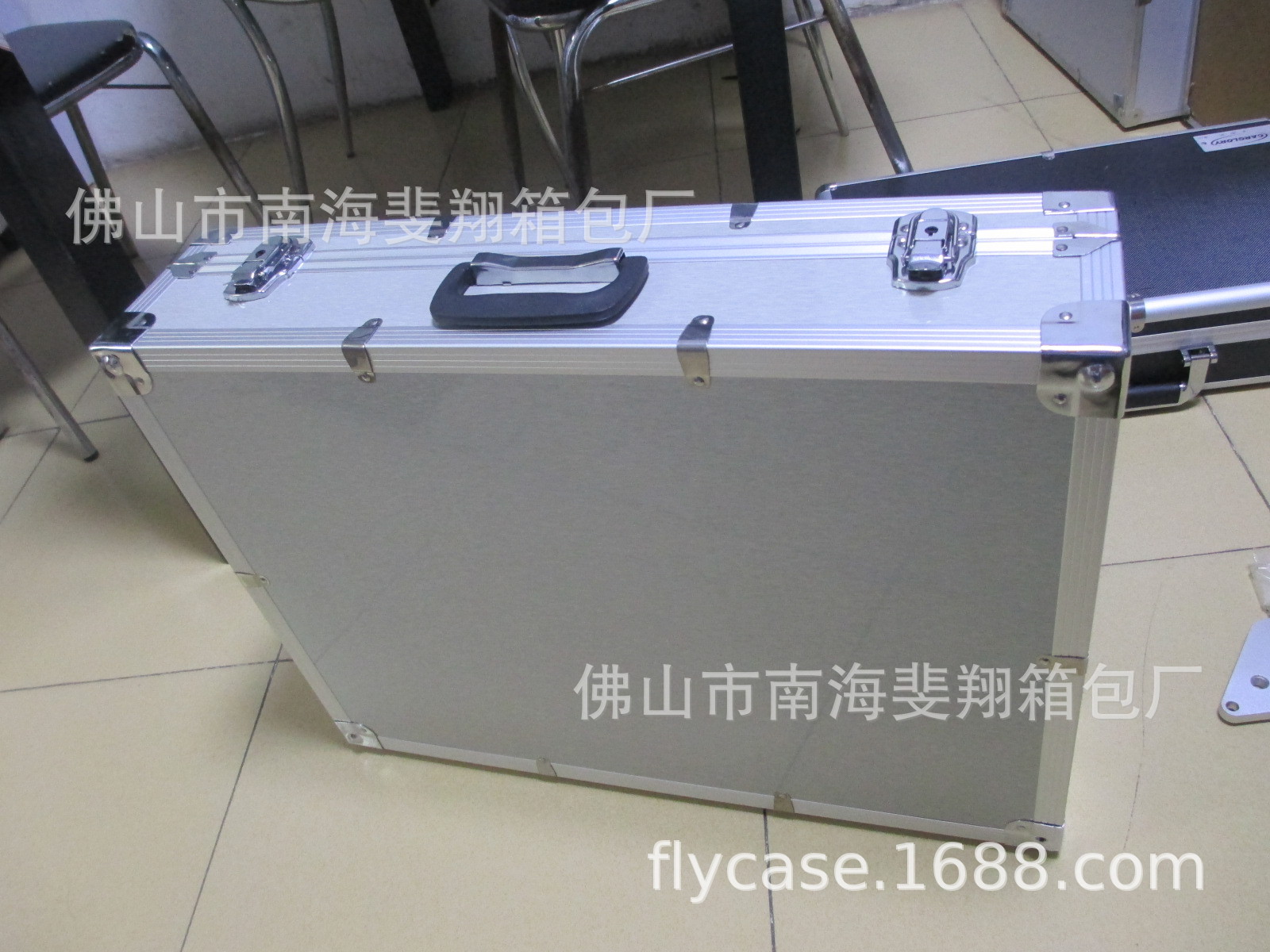 加工定制多规格多色手提式铝合金工具箱汽车设备箱 产品展示铝箱