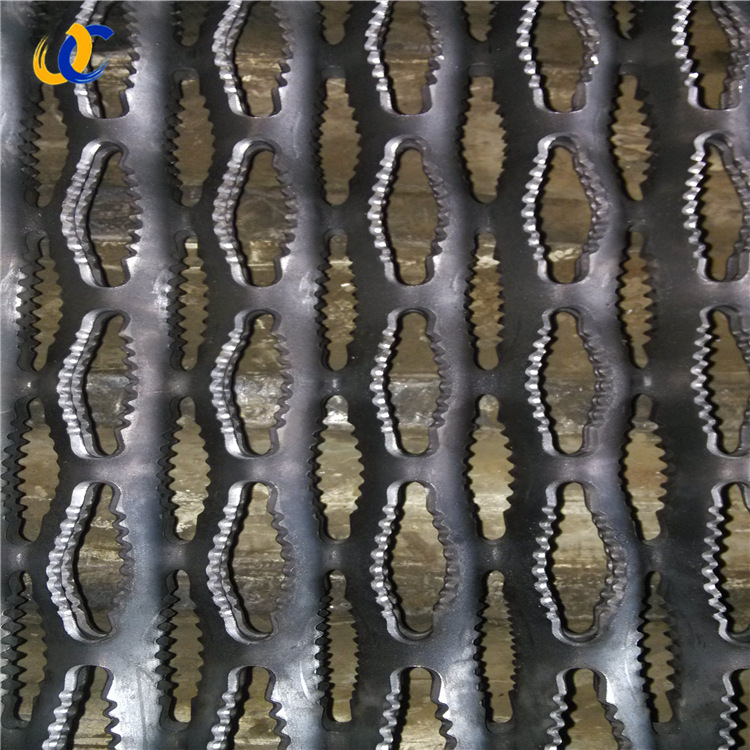 专业生产鳄鱼嘴冲孔板 防滑踏步板 异形冲孔网 多孔板 防滑筛板