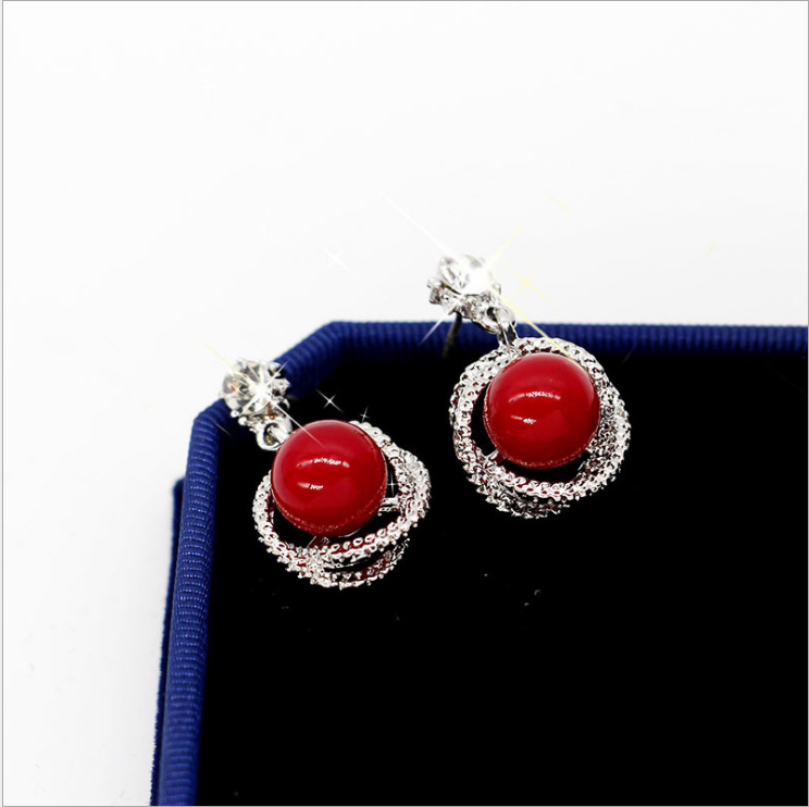 Boucles D&#39;oreilles À La Mode En Perles Rouges Creuses En Gros display picture 2