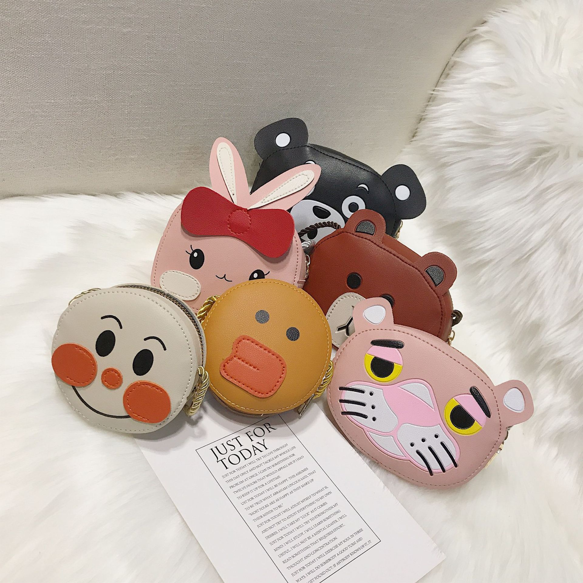 儿童斜挎包2020新款韩版时尚卡通可爱pu配饰迷你宝宝零钱单肩包