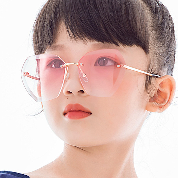 Neue Rahmenlose Polygonale Kinder Sonnenbrille Mit Geschnittenen Kanten Unregelmäßig 2020 Neue Modische Bunte Sonnenbrille Für Jungen Und Mädchen display picture 13