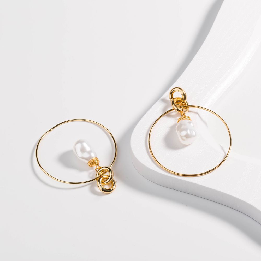 Creative Fashion Exaggerated Golden Circle Pure White Baroque Pearl Earrings Wholesale display picture 3
