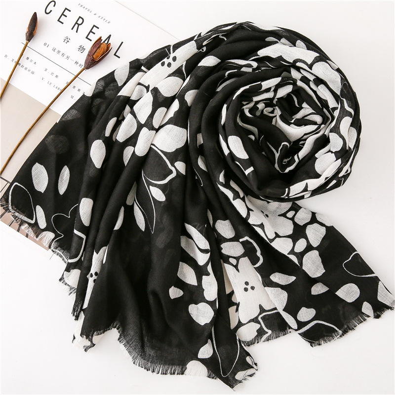 Black And White Printed Cotton And Linen Scarf Sunscreen Scarf Silk Scarf Long Shawl display picture 6