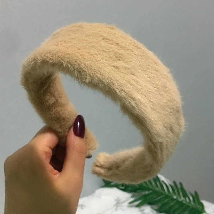 Koreanische Version Des Neuen Niedlichen Plüsch-einfarbigen Stirnbandes Breit Und Einfach Retro-haarschmuck Imitation Kaninchen Fell Gesicht Waschen Druck Haar Stirnband Großhandel display picture 8