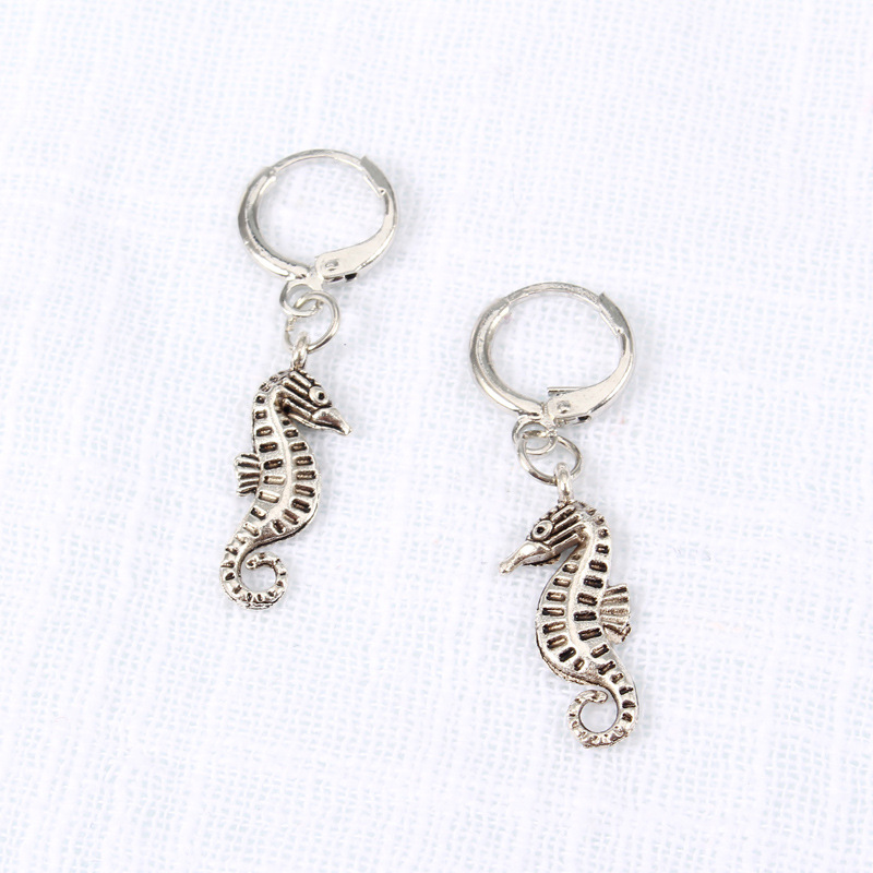 European Fashion Alloy Animal Hoop Earrings Cute Personalized Three-dimensional Seahorse Pendant Earring Ear Clip Female display picture 10