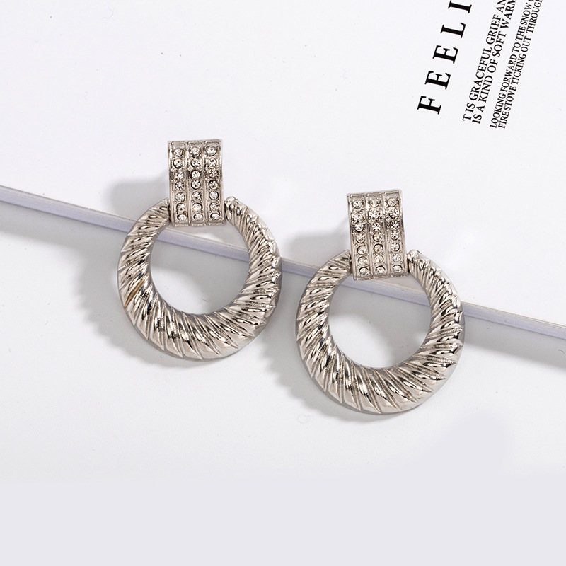 Boucles D&#39;oreilles Rétro Diamant En Métal De Mode display picture 3