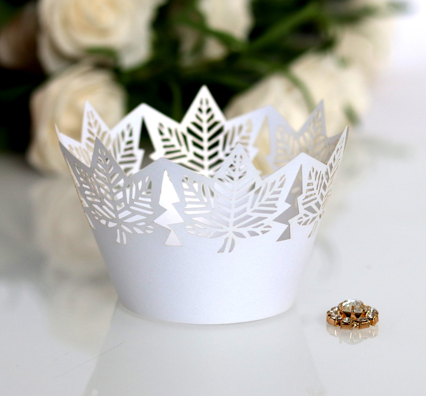 Hoja de arce hornear tarta huevo taza encaje decorativo fiesta cumpleaños pastel bandeja papel láser borde hueco al por mayor