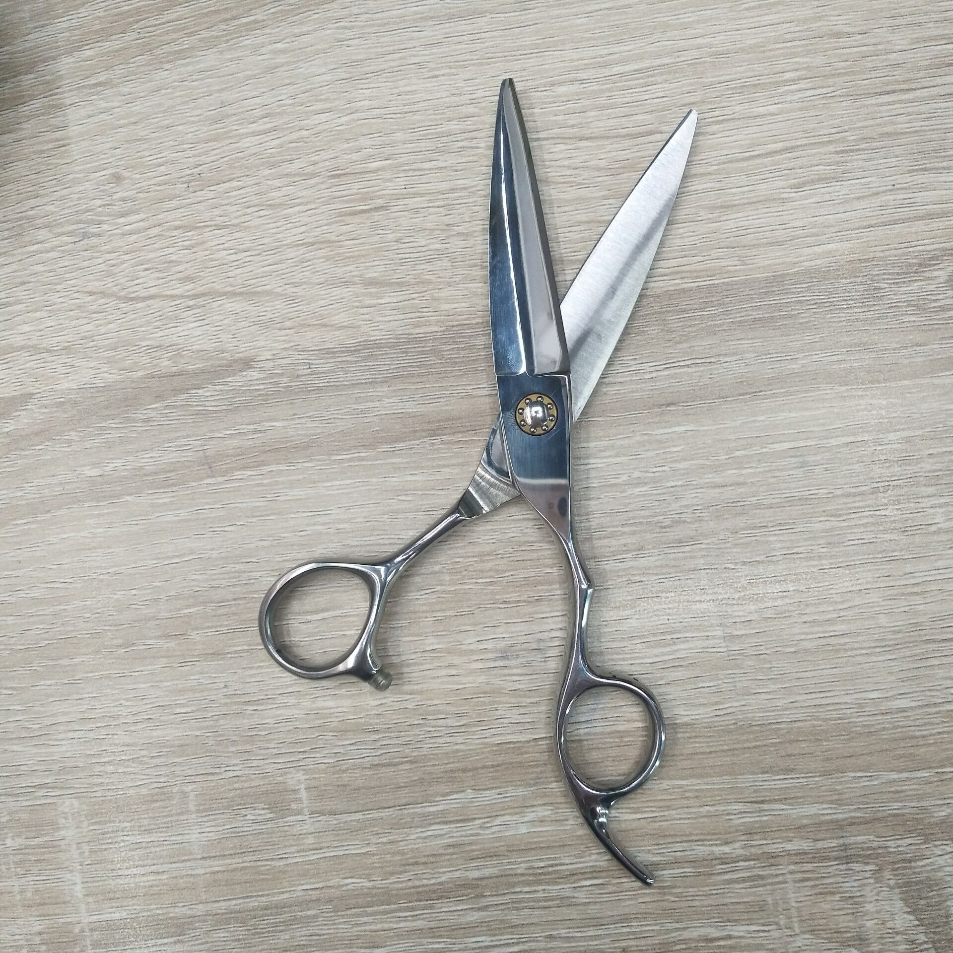 Gebogene Schere aus Edelstahl, flache Haarschere_voghion.com