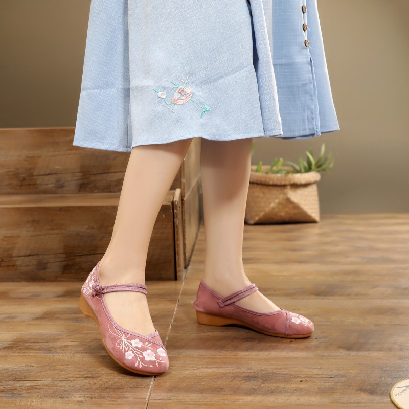 2022新款女汉服鞋子春夏老北京布鞋中国风绣花鞋民族风女鞋广场舞