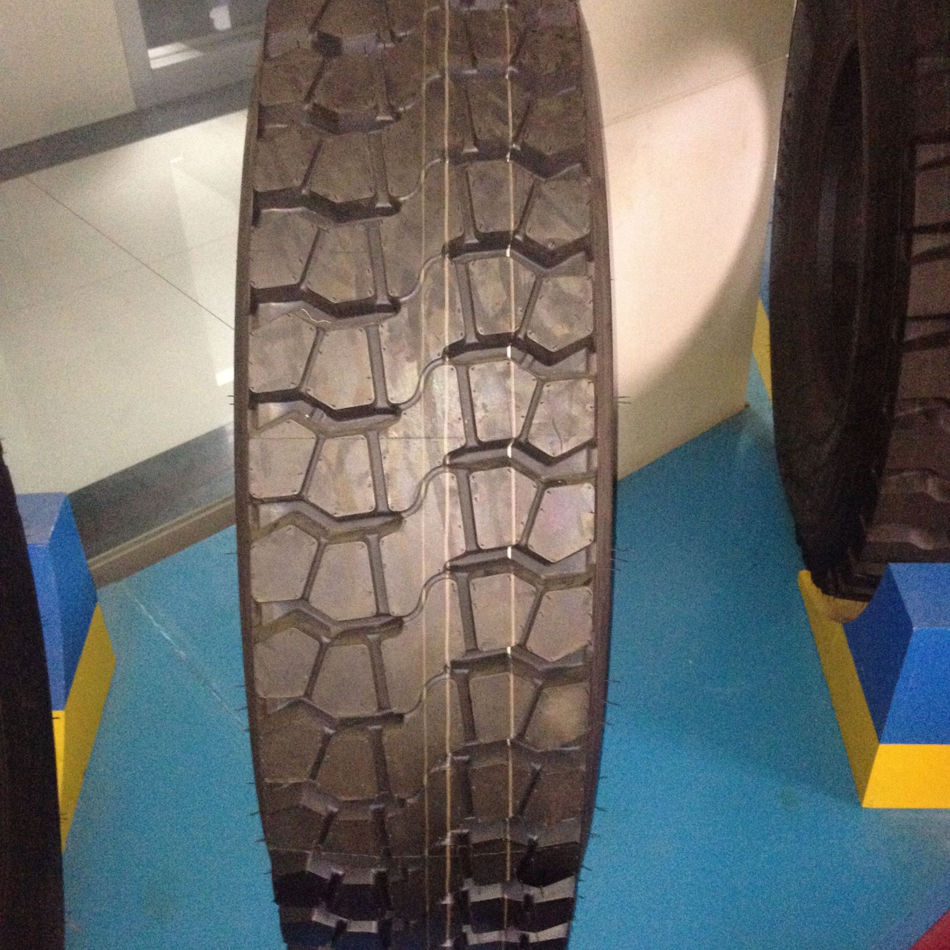 短途自卸车全轮位钢丝轮胎11.00R20大量批发