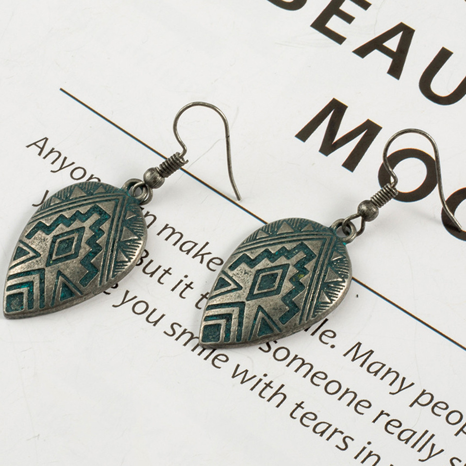 Vintage Heart Drop Carved Pattern Alloy Earrings Wholesale Nihaojewelry display picture 8