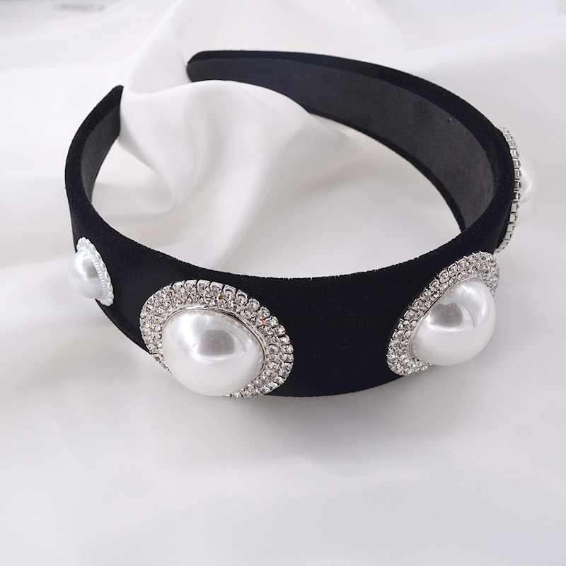 Korean   Retro Style Baroque Rhinestone Pearl Wide-brimmed Velvet Headband  Nihaojewelry Wholesale display picture 5