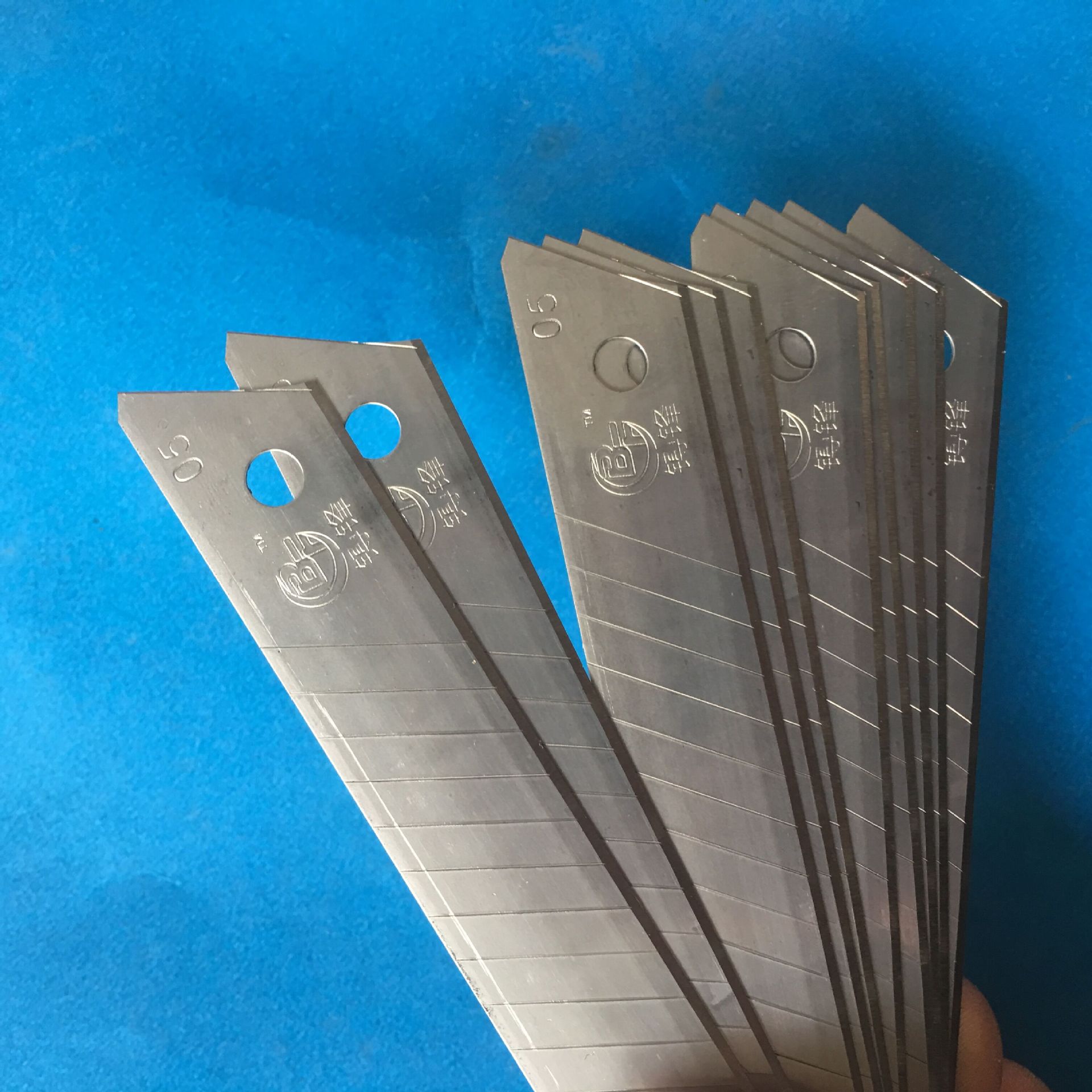 厂批 大号美工刀刀片 加厚刀片锋利18mm 锋利耐用刀片06壁纸刀-阿里巴巴