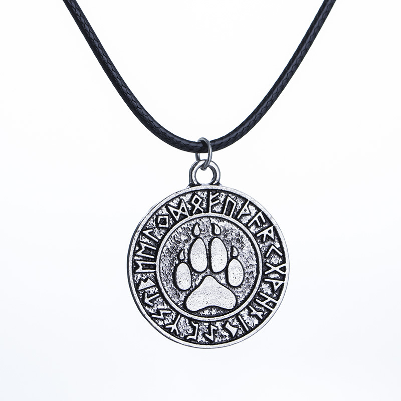 Cat Paw Print Necklace Viking Animal Dog Paw Print Retro Circle Pendant Necklace Clavicle Chain Wholesale Nihaojewelry display picture 2