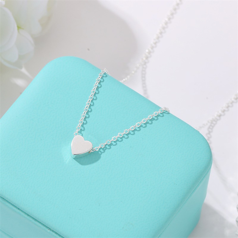 Corée Pêche Coeur Mini Amour Brillant Pendentif En Trois Dimensions Chaîne De La Clavicule D&#39;amour Pour Les Femmes display picture 5