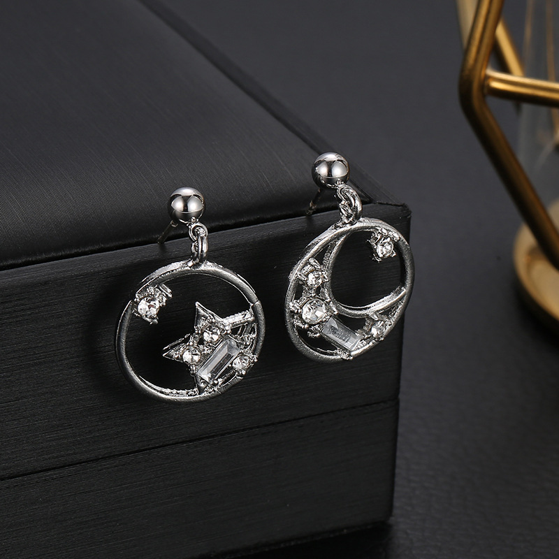 Style Coréen Vente Chaude Élégant Internet Populaire Boucles D'oreilles Personnalité Tout-match Étoiles Et Lune Stud Boucle D'oreille Géométrique Asymétrie Étoiles Et La Lune Boucles D'oreilles display picture 2