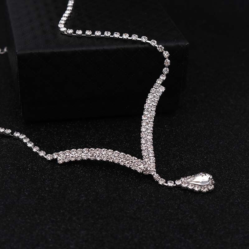 Designer-Stil, modisches Volldiamant-Halsketten-Ohrnagel-Set mit Tropfen-Anhänger und V-Ausschnitt_voghion.com