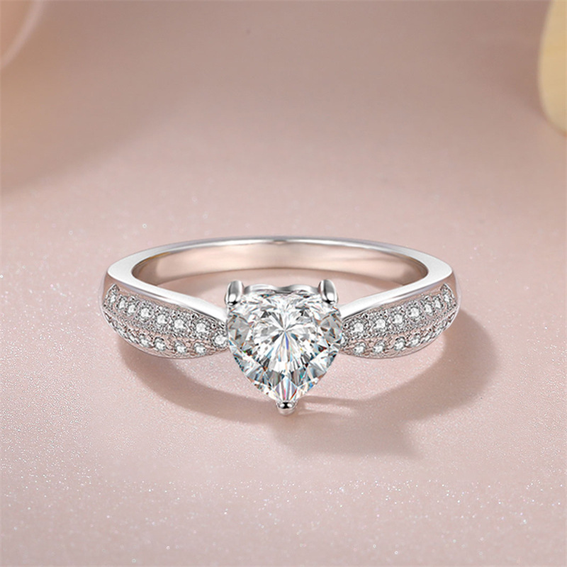 Ring with stone heart shaped with zircon