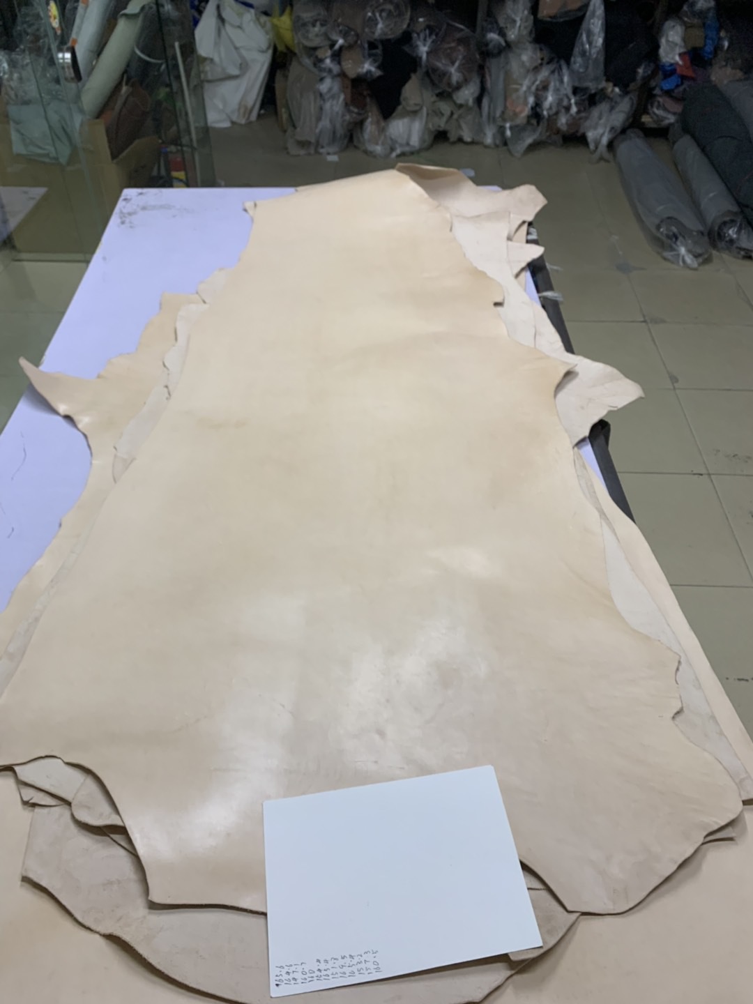 头层植鞣树膏皮 厚約2.0-2.5  張約20尺以上  特价13.5元/尺