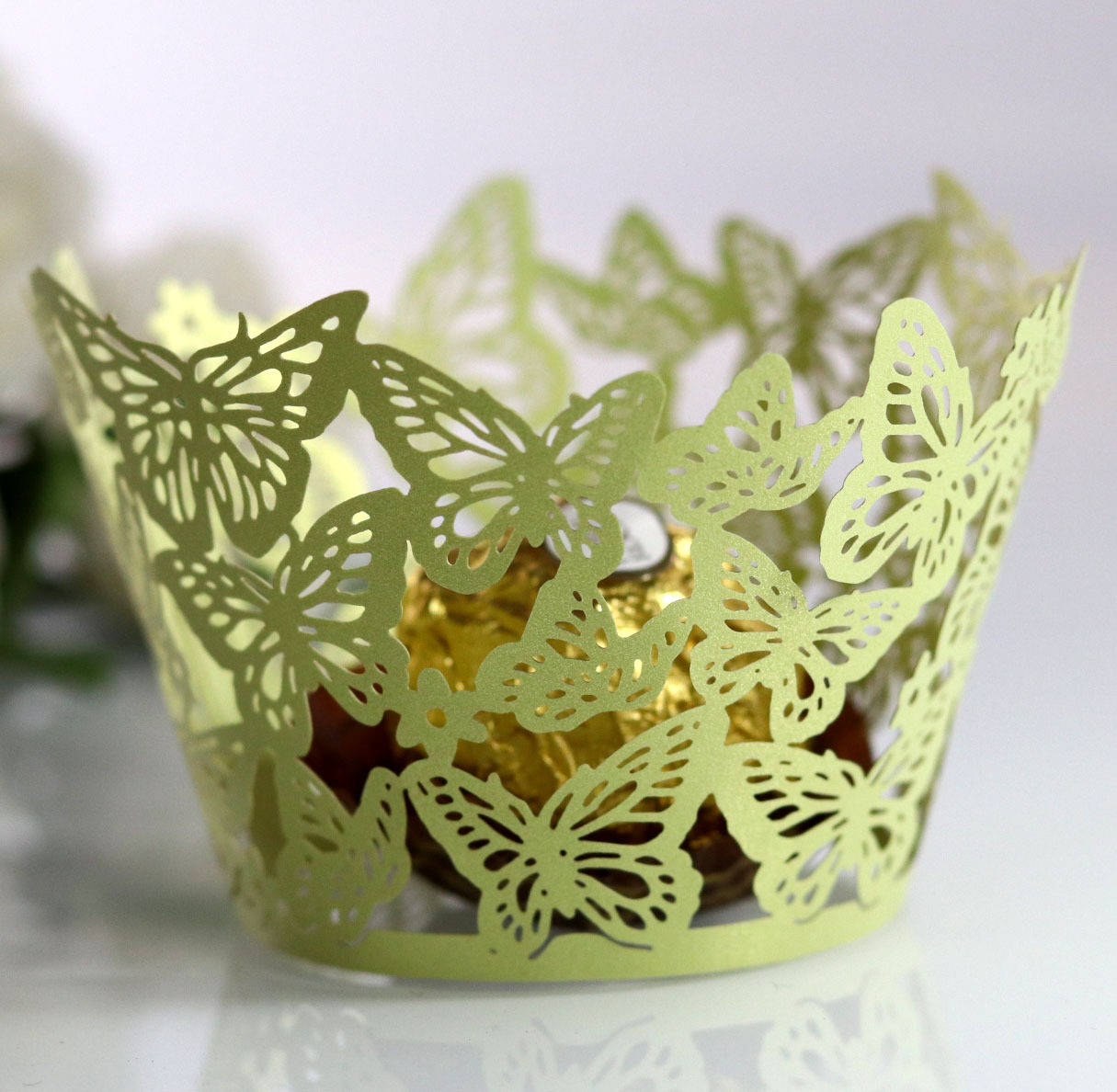 Amazon láser hueco mariposa taza de papel reflectante de oro pastel borde taza pastel hornear encaje en stock