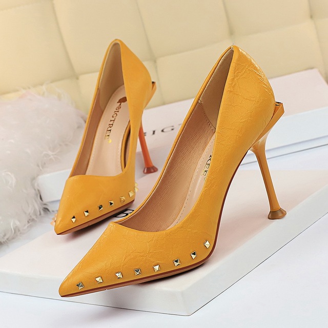 slim-heeled shallow-mouthed nightclub pointed metal riveted shoes