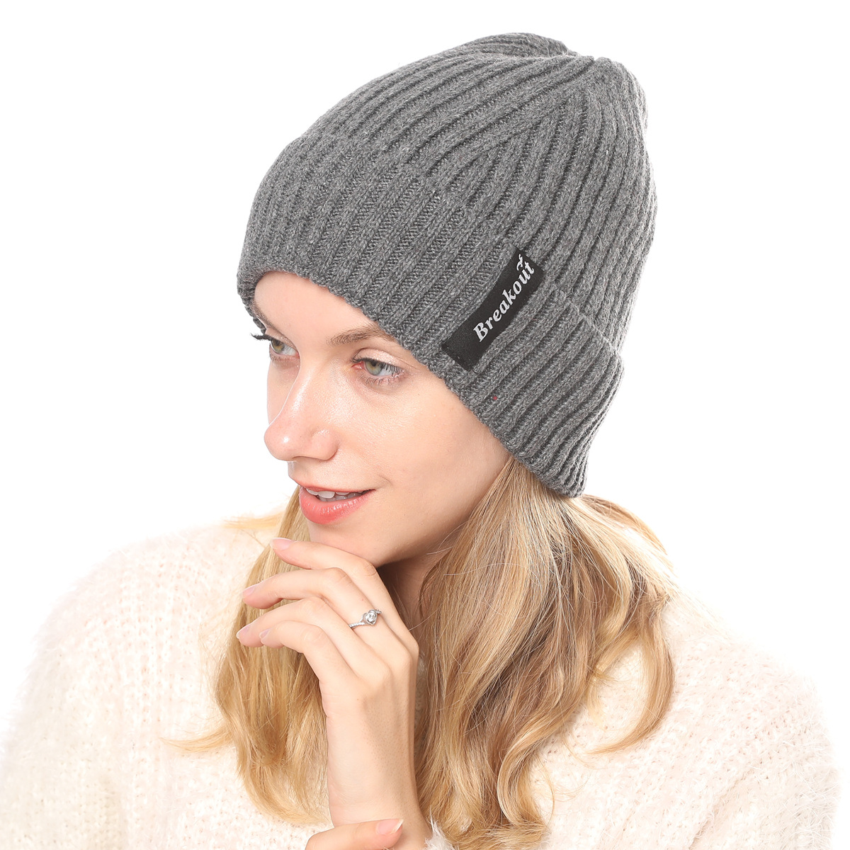 Cappello da uomo in lana calda lavorato a maglia con lettera adesiva con bordo arricciato a righe dritte in velluto autunno e inverno da donna_voghion.com