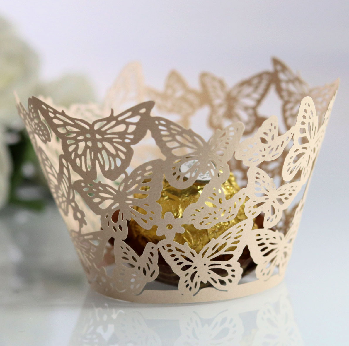 Amazon láser hueco mariposa taza de papel reflectante de oro pastel borde taza pastel hornear encaje en stock