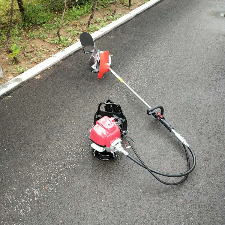 便携汽油除草机 果园小型割草机价格二冲程背负式除草机图片