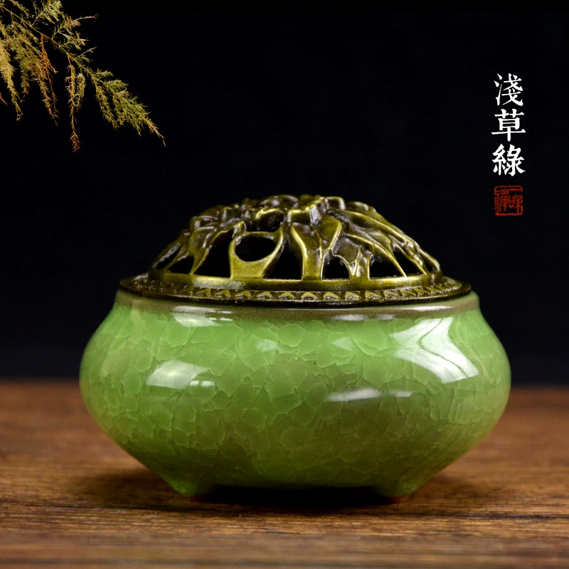 Wholesale ceramic celadon fragrance furnace Pan incense furnace ice cracks and crude pottery furnaces are antique incense incense.