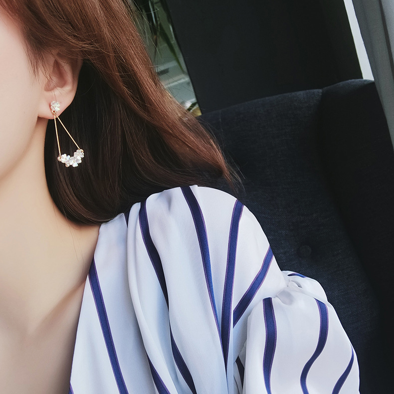 Korean version of new elegant shell rhinestone flower stud earrings French net red flowers pearl rhinestone earrings Lady's