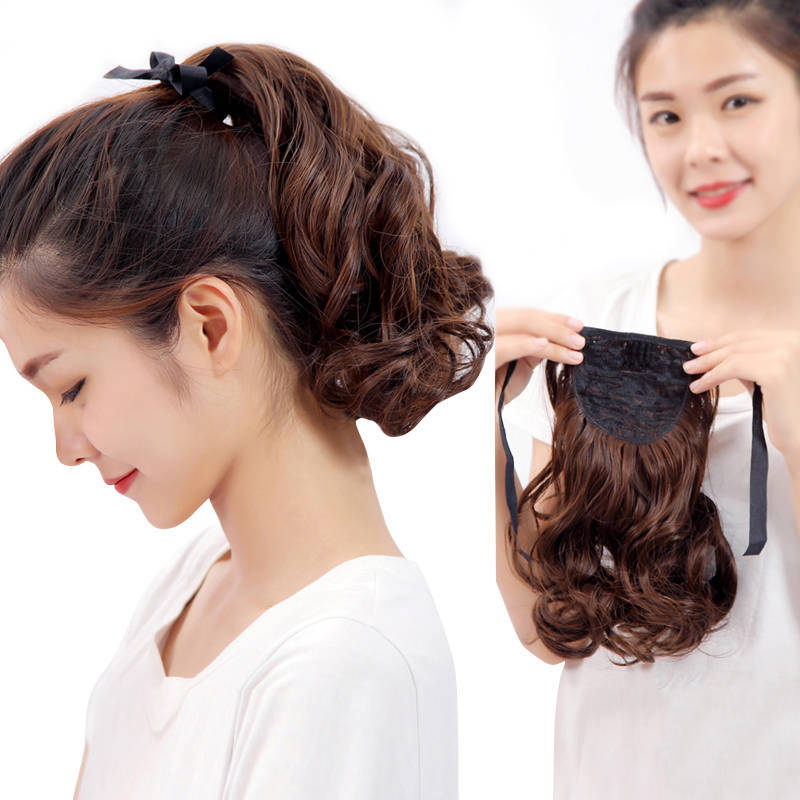 Peluca corta tipo cola de caballo para mujer, estilo con correa, rizos grandes y ondulados realistas e invisibles, postizo corto con puntas rizadas que hacen que el rostro parezca más pequeño.