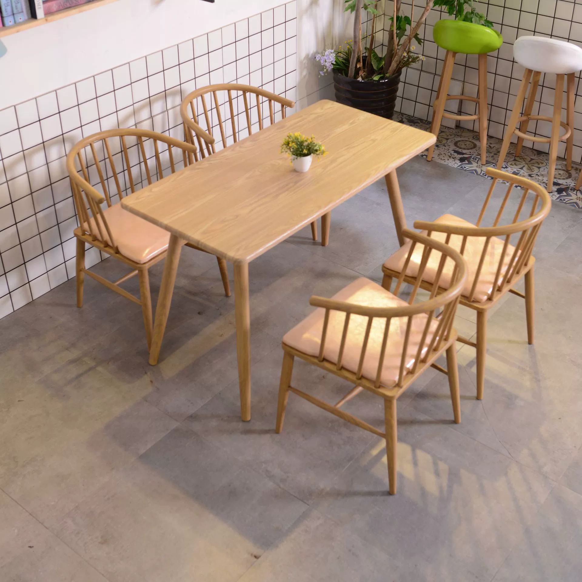 Чайный магазин с молоком Комбинация столов и стульев Интернет красный напиток Десертный магазин Западный ресторан простой легкий и роскошный прием